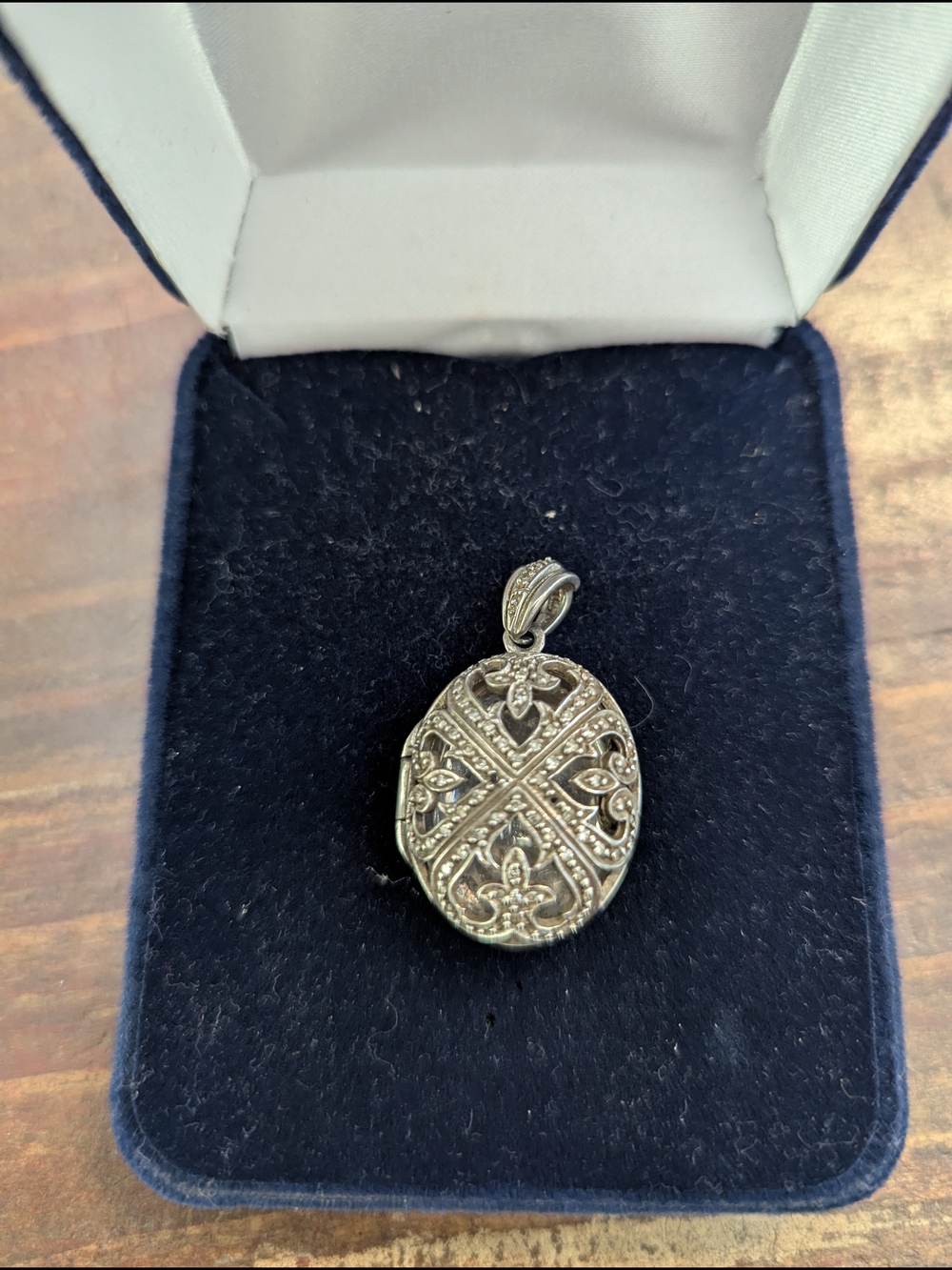 Vintage-Inspired Silver/Diamonds Filigree Oval locket